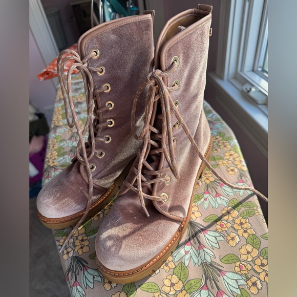 Stuart Weitzman Pink/Mauve Velvet and Leather Combat boot size 8 - Picture 4 of 16